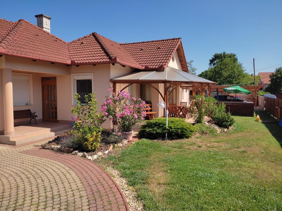 Aqua Azur Apartman Hajdúszoboszló Extérieur photo